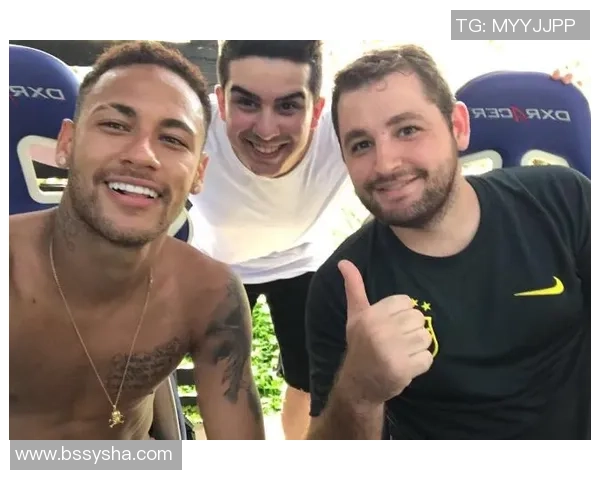 内马尔与众多足球明星亲密合影展现友谊与激情的瞬间