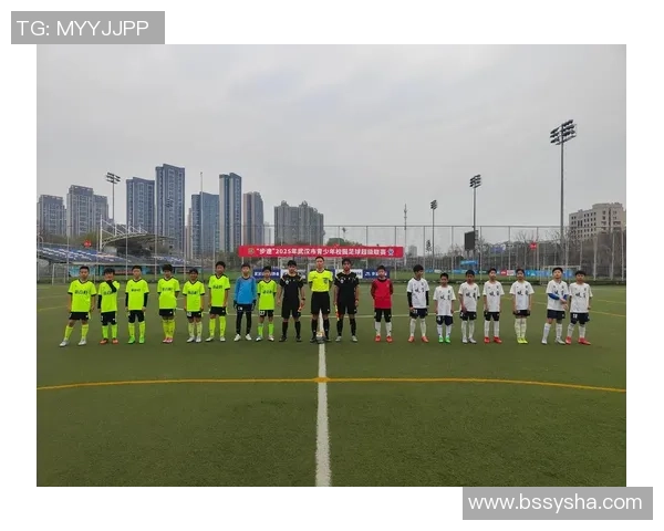 用足球传递温暖与希望2024年足球慈善日历助力公益事业发展